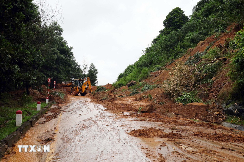 Một điểm sạt lở nghiêm trọng trên tuyến đường Hồ Chí Minh qua xã Khâm Đức, thành phố Đà Nẵng. (Ảnh: Đỗ Trưởng/TTXVN)