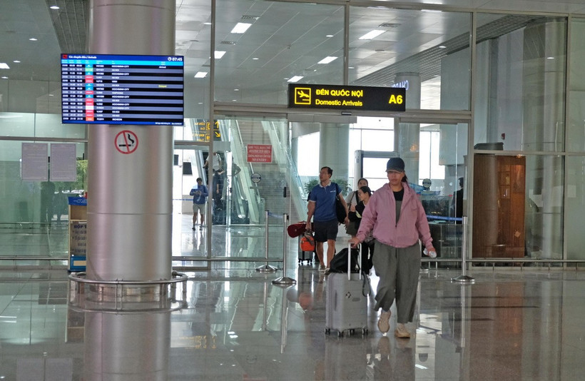 Hành khách tại nhà ga Sân bay Liên Khương. (Ảnh: Nguyễn Dũng/TTXVN)