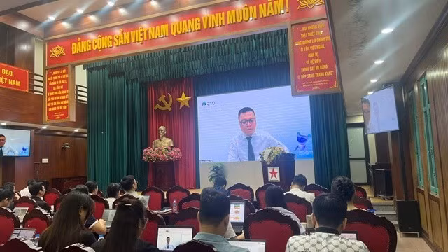 Nhà báo Lê Quốc Minh - Ủy viên Trung ương Đảng, Phó Trưởng Ban Tuyên giáo và Dân vận Trung ương, Tổng Biên tập Báo Nhân Dân, Chủ tịch Hội Nhà báo Việt Nam phát biểu khai giảng khóa học.