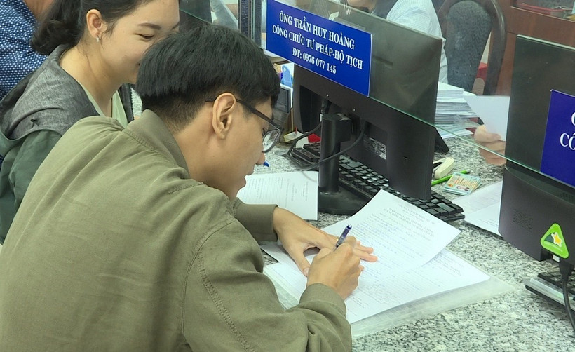 Tại các Ủy ban Nhân dân phường (xã), hồ sơ lý lịch-tư pháp luôn được ưu tiên giải quyết nhanh chóng, giảm phiền hà cho người dân. (Ảnh: Hữu Duyên/TTXVN)