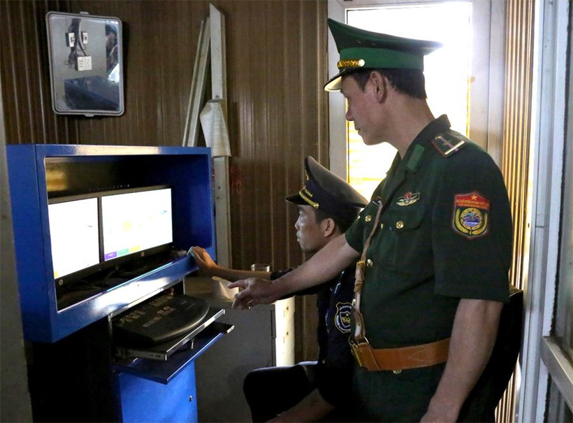 Đồn Biên phòng cửa khẩu Quốc tế Cầu Treo (Bộ đội Biên phòng tỉnh Hà Tĩnh) kiểm tra dữ liệu người xuất, nhập cảnh qua Cổng Thông tin thủ tục Biên phòng điện tử. (Ảnh minh họa. Nguồn: Bộ Quốc phòng)