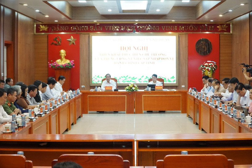 Hội nghị do Bí thư Tỉnh ủy Khánh Hòa Nghiêm Xuân Thành và Bí thư Tỉnh ủy Ninh Thuận Nguyễn Đức Thanh đồng chủ trì. (Ảnh: Đặng Tuấn/TTXVN)