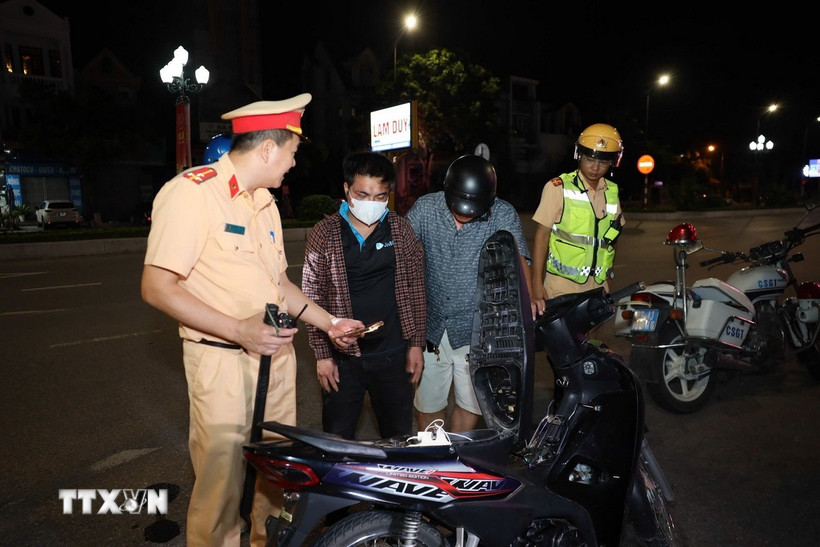 Đối tượng Trần Văn Trưởng (thứ 2 từ trái sang) sinh năm 1996, thường trú tại xã Tân Hưng, tỉnh Hưng Yên bị lực lượng chức năng bắt giữ. (Ảnh: TTXVN phát)