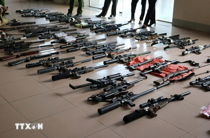 Tang vật thu giữ gồm: 64 khẩu súng quân dụng, 28.720 viên đạn, 24 khẩu súng công cụ hỗ trợ, 1.260 viên đạn bi và cao su. (Ảnh: TTXVN phát)
