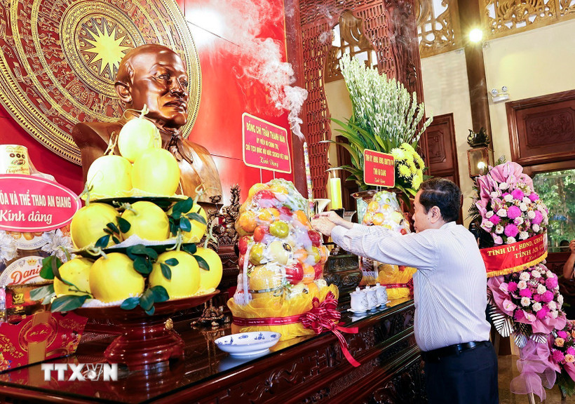 Chủ tịch Quốc hội Trần Thanh Mẫn dâng hương, dâng hoa tại Đền thờ Chủ tịch Tôn Đức Thắng. (Ảnh: Doãn Tấn/TTXVN)