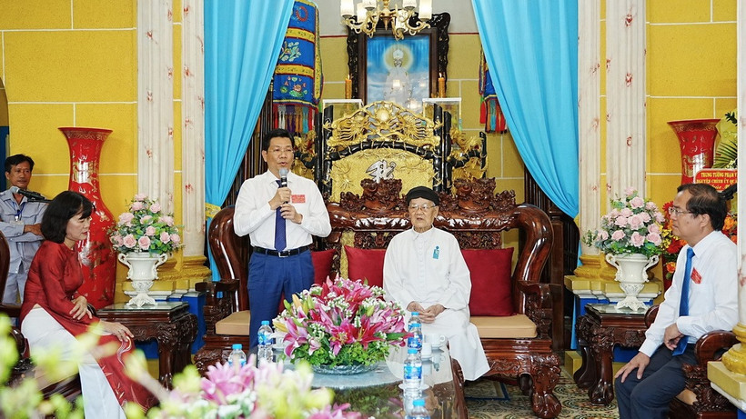 Lãnh đạo tỉnh Tây Ninh chúc mừng Đại lễ Đức Chí Tôn năm Ất Tỵ 2025 của đạo Cao Đài. (Ảnh: Minh Phú/TTXVN)
