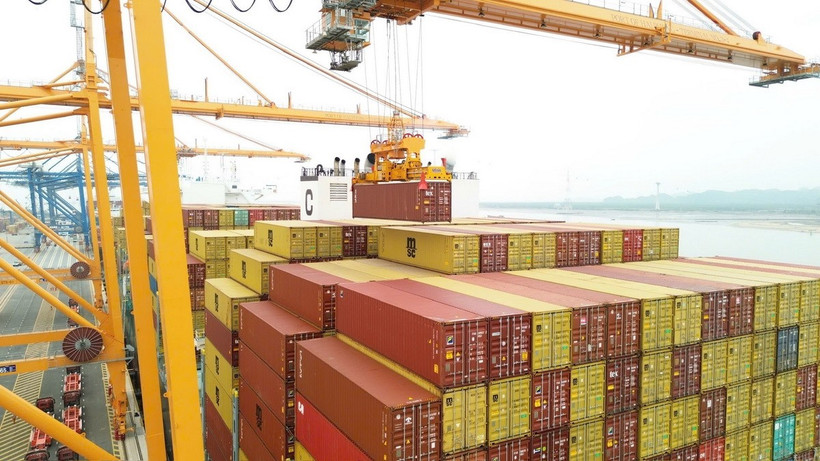 Bến số 3, số 4 của Cảng Lạch Huyện đón chuyến tàu thử nghiệm đầu tiên của hãng tàu Mediterranean Shipping Company S.A (MSC). (Ảnh: Hoàng Ngọc/TTXVN)