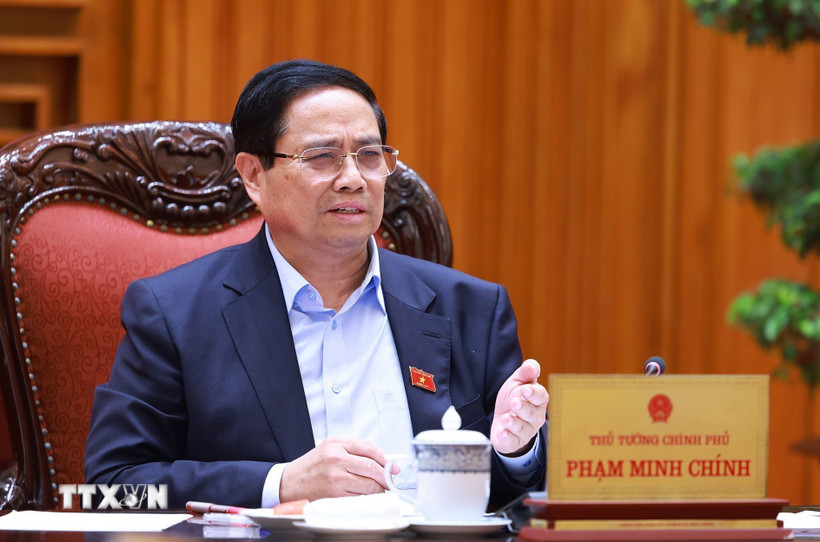 Thủ tướng Phạm Minh Chính chủ trì cuộc họp về tình hình triển khai tuyến đường sắt trọng điểm. (Ảnh: Dương Giang/TTXVN)