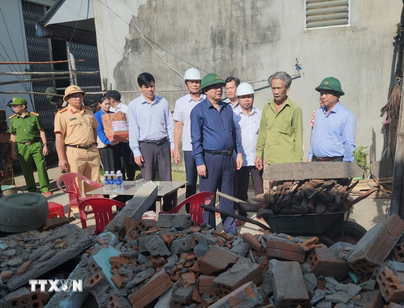 Phó Thủ tướng Hồ Quốc Dũng thăm hỏi các hộ dân bị sập nhà ở xã Tuy Phước Đông. (Ảnh: Sỹ Thắng/TTXVN)