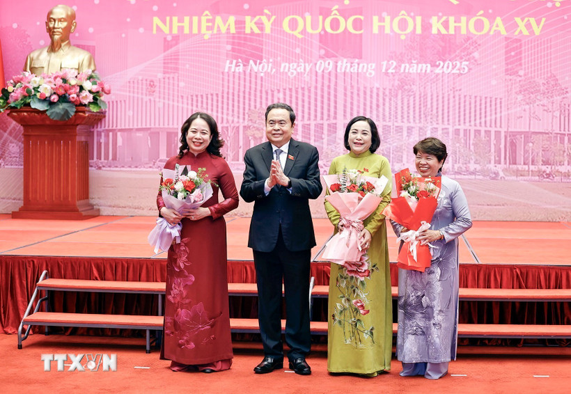 Chủ tịch Quốc hội Trần Thanh Mẫn tặng hoa Phó Chủ tịch nước Võ Thị Ánh Xuân, Phó Chủ tịch Quốc hội Nguyễn Thị Thanh và Chủ tịch Nhóm nữ đại biểu Quốc hội Nguyễn Thúy Anh. (Ảnh: Doãn Tấn/TTXVN)