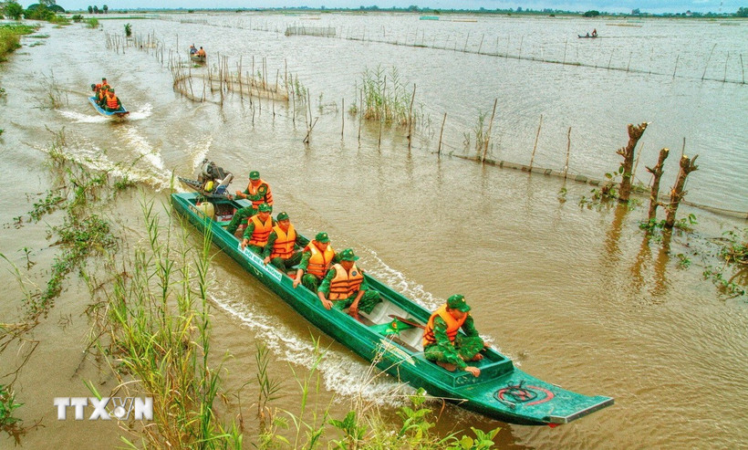 Lực lượng biên phòng tuần tra chống buôn lậu. (Ảnh: Công Mạo/TTXVN)