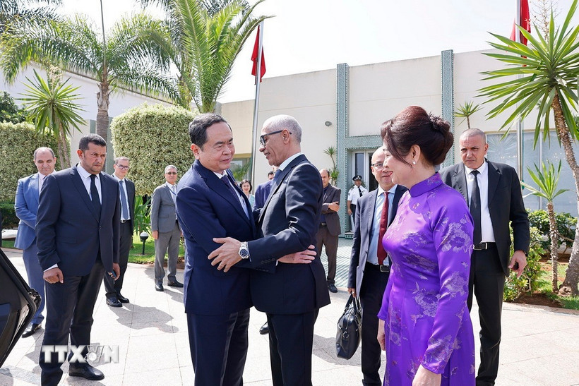 Chủ tịch Hạ viện Vương quốc Maroc Rachid Talbi Alami tiễn Chủ tịch Quốc hội Trần Thanh Mẫn và Phu nhân tại Sân bay Sale Rabat. (Ảnh: Doãn Tấn/TTXVN)