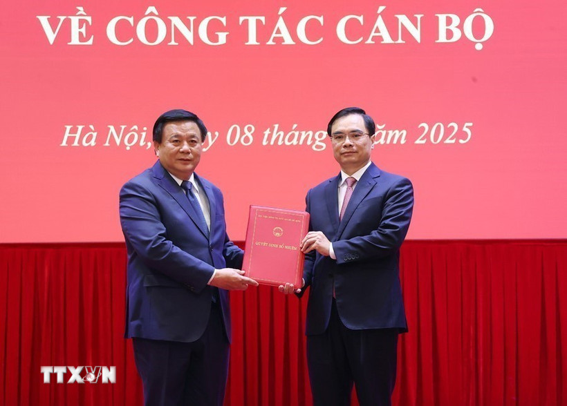 Giáo sư-Tiến sỹ Nguyễn Xuân Thắng trao quyết định bổ nhiệm lại Phó giáo sư-Tiến sỹ Dương Trung Ý giữ chức Phó Giám đốc Học viện Chính trị Quốc gia Hồ Chí Minh. (Ảnh: Văn Điệp/TTXVN)