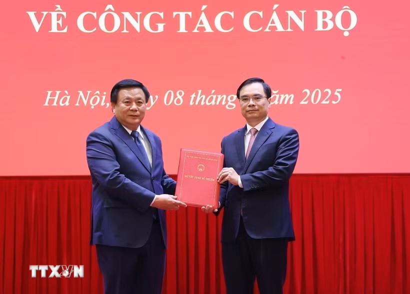 Giáo sư-Tiến sỹ Nguyễn Xuân Thắng trao quyết định bổ nhiệm lại Phó giáo sư-Tiến sỹ Dương Trung Ý giữ chức Phó Giám đốc Học viện Chính trị Quốc gia Hồ Chí Minh. (Ảnh: Văn Điệp/TTXVN)