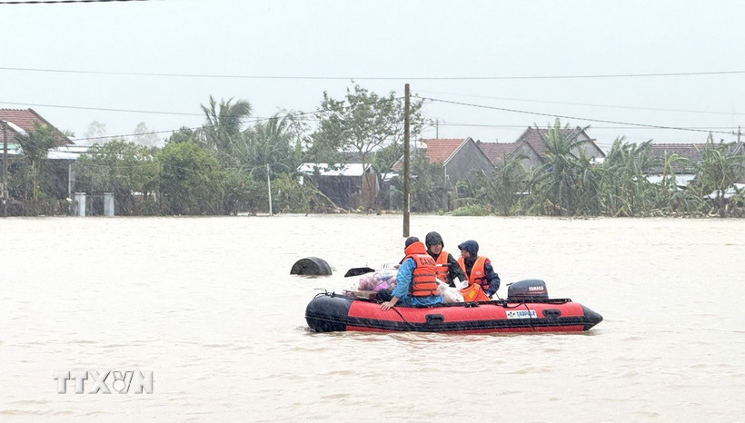 Nhiều phương tiện được lực lượng chức năng tỉnh Đắk Lắk huy động để cứu dân vùng ngập. (Ảnh: Tường Quân/TTXVN)