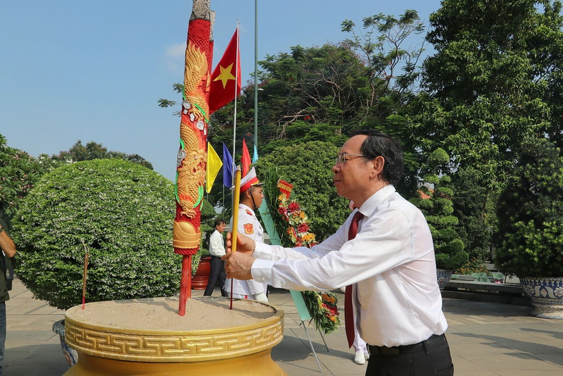Ông Nguyễn Văn Nên, Bí thư Thành ủy Thành phố Hồ Chí Minh dâng hương tưởng niệm các Anh hùng liệt sỹ tại Nghĩa trang Thành phố Hồ Chí Minh (Lạc Cảnh), thành phố Thủ Đức. (Ảnh: Thanh Vũ/TTXVN)