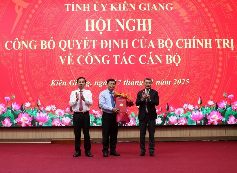 Ông Lê Minh Hưng, Ủy viên Bộ Chính trị, Bí thư Trung ương Đảng, Trưởng Ban Tổ chức Trung ương trao quyết định, tặng hoa chúc mừng tân Bí thư Tỉnh ủy Kiên Giang. (Ảnh: Lê Huy Hải/TTXVN)