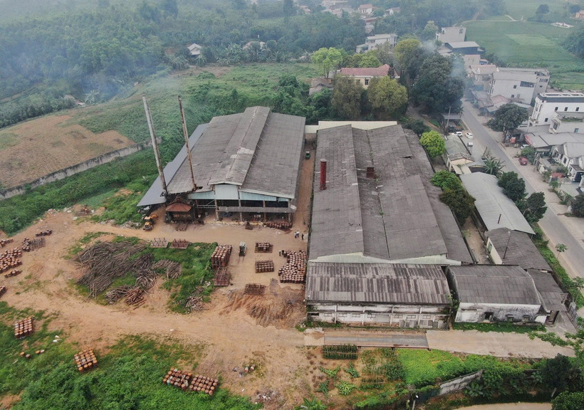 Khu nhà xưởng sản xuất than cũ tại thôn Đào Kiều 1, xã Thịnh Hưng (Yên Bình, Yên Bái) nằm dọc theo Quốc lộ 70 và khu dân cư. (Ảnh: TTXVN phát)