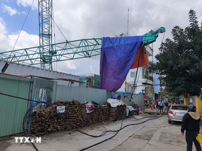 Cẩu tháp được di dời khỏi hiện trường sau sự cố. (Ảnh: Quốc Dũng/TTXVN)