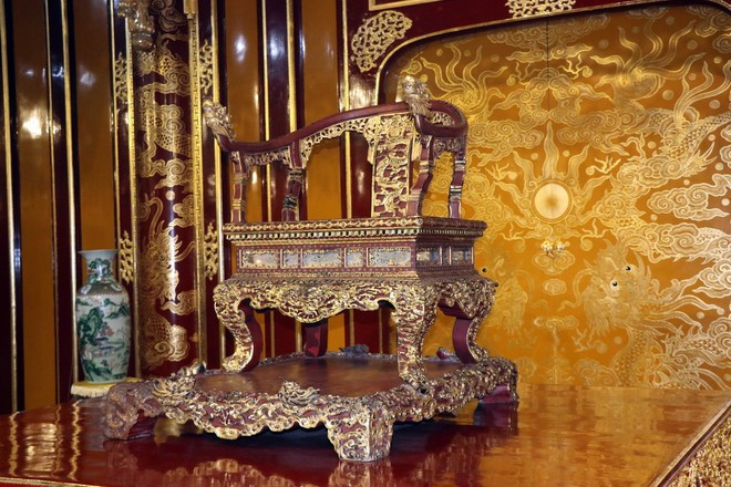 Ngai vàng - Bảo vật Quốc gia ở Điện Thái Hòa. (Ảnh: Đỗ Trưởng/TTXVN)