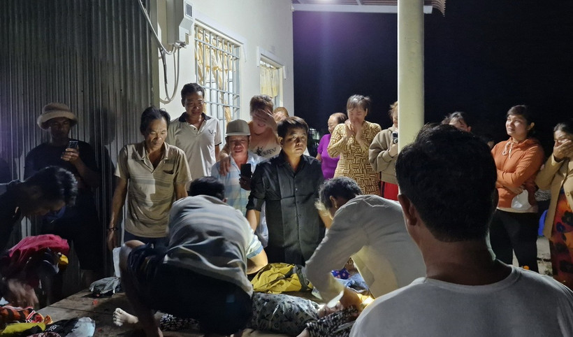 Bé trai được gia đình đưa về nhà lo hậu sự. (Ảnh: TTXVN phát)