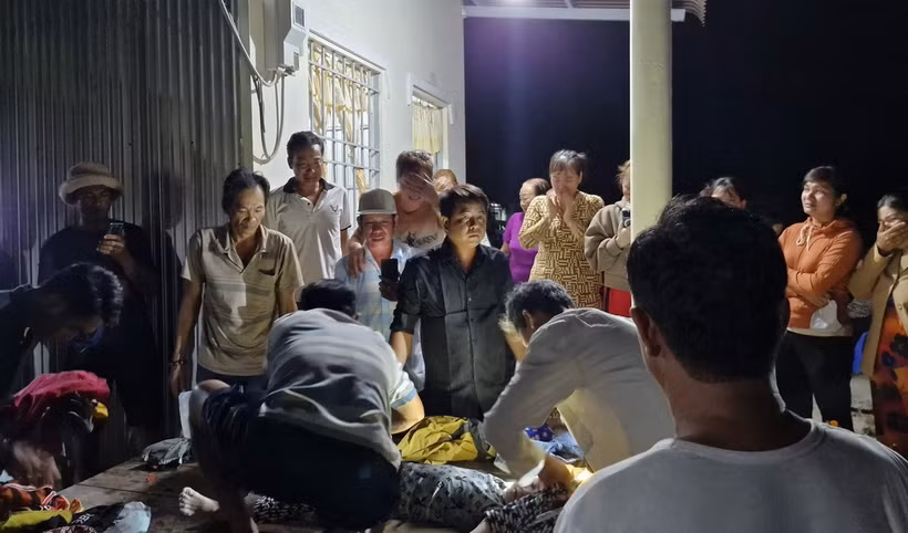 Bé trai được gia đình đưa về nhà lo hậu sự. (Ảnh: TTXVN phát)