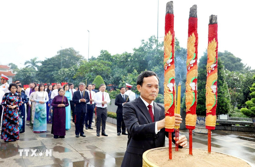 Bí thư Thành ủy Thành phố Hồ Chí Minh Trần Lưu Quang dâng hương tại Nghĩa trang Thành phố Hồ Chí Minh (Lạc Cảnh). (Ảnh: Thanh Vũ/TTXVN)