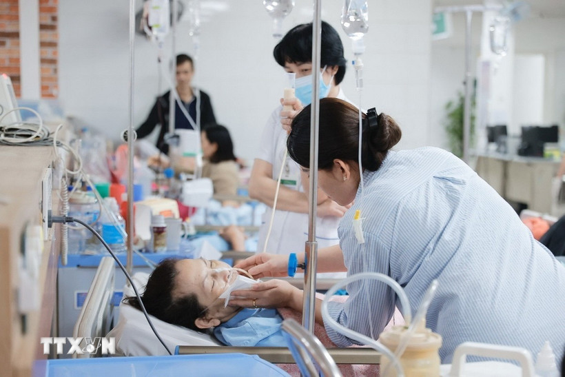 Chăm sóc sức khỏe cho bệnh nhân. (Ảnh minh họa. Nguồn: TTXVN)