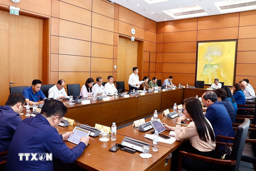 Đoàn đại biểu Quốc hội các tỉnh Trà Vinh, Điện Biên, Cao Bằng và thành phố Cần Thơ thảo luận ở tổ. (Ảnh: Doãn Tấn/TTXVN)