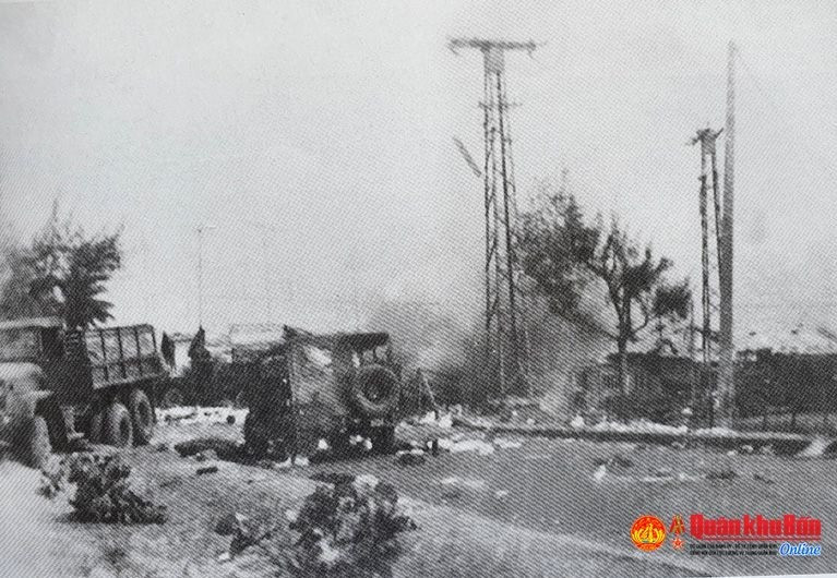 Quân ta tấn công đánh chiếm Tỉnh đường ngụy sáng 1/4/1975. (Nguồn: Quân khu Bốn)