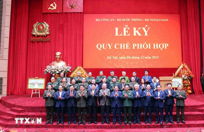 Tổng Bí thư Tô Lâm, Chủ tịch nước Lương Cường và Thủ tướng Phạm Minh Chính với các đại biểu. (Ảnh: Phạm Kiên/TTXVN)