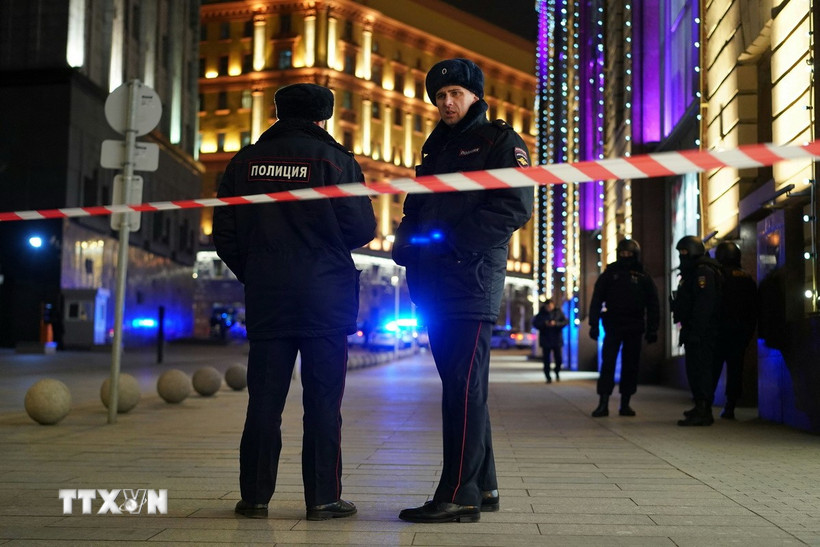 Cảnh sát Nga gác trên đường phố thủ đô Moskva. (Ảnh: AFP/TTXVN)