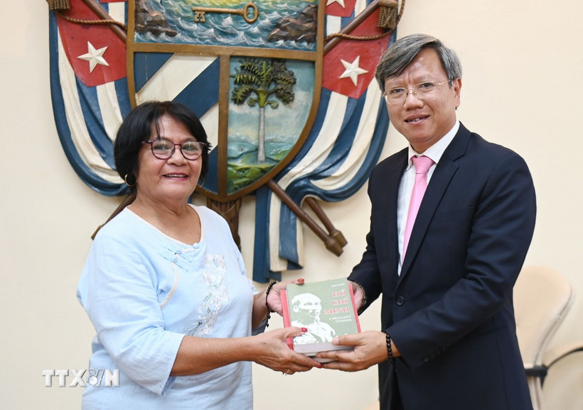 Đại sứ Việt Nam tại Cuba Lê Quang Long trao tặng Tiến sỹ Maria Teresa Montes, Trưởng Bộ môn, một số cuốn sách về cuộc đời và sự nghiệp Chủ tịch Hồ Chí Minh. (Ảnh: Việt Hùng/TTXVN)