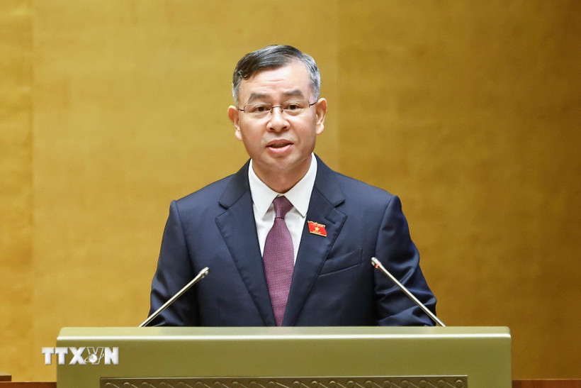 Tổng Kiểm toán Nhà nước Ngô Văn Tuấn trình bày Báo cáo về việc thực hiện một số nghị quyết của Quốc hội nhiệm kỳ khóa XIV và khóa XV về giám sát chuyên đề, chất vấn. (Ảnh: Doãn Tấn/TTXVN)