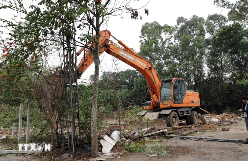 Cưỡng chế vi phạm đất đai. (Ảnh minh họa: Hoàng Hùng/TTXVN)