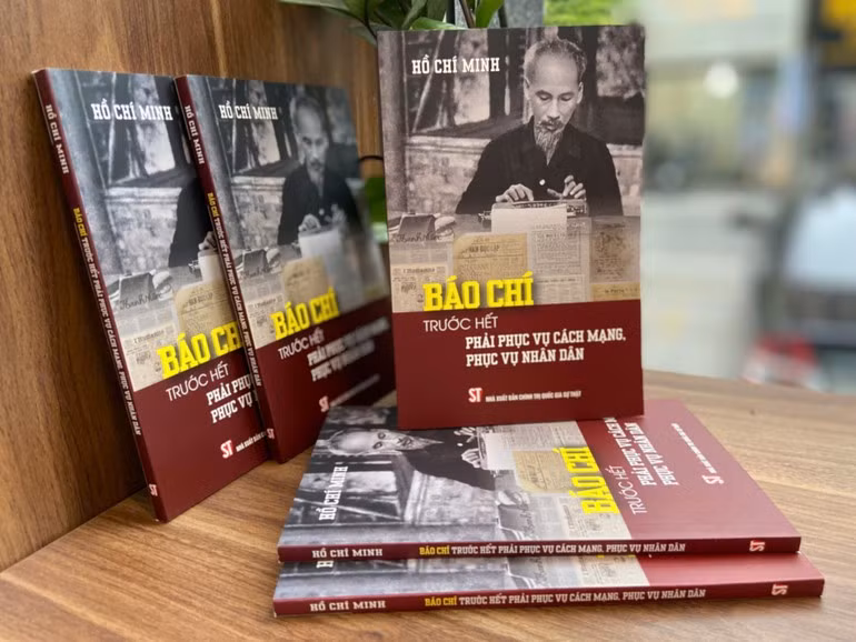 Cuốn sách "Báo chí trước hết phải phục vụ cách mạng, phục vụ nhân dân."