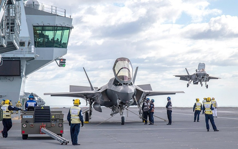 Tiêm kích F-35B tham gia một chuyến huấn luyện cùng tàu sân bay HMS Queen Elizabeth của Anh. (Nguồn: The Telegraph)