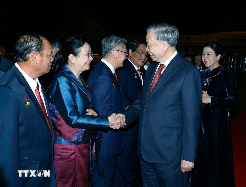 Các đại biểu tiễn Tổng Bí thư Tô Lâm và Phu nhân tại Sân bay Quốc tế Wattay, thủ đô Vientiane. (Ảnh: Thống Nhất/TTXVN)