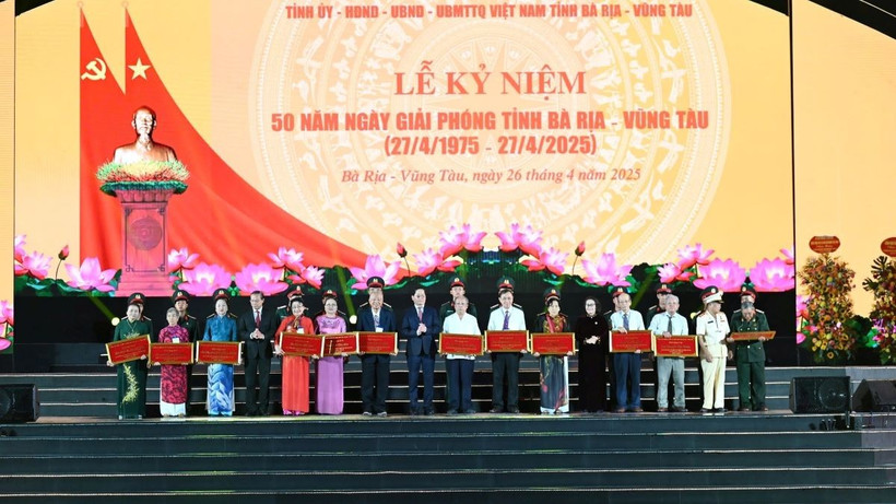 Tri ân các đại biểu lão thành cách mạng, cán bộ tiền khởi nghĩa, Mẹ Việt Nam Anh hùng, Anh hùng lực lượng Vũ trang Nhân dân. (Ảnh: Huỳnh Sơn/TTXVN)