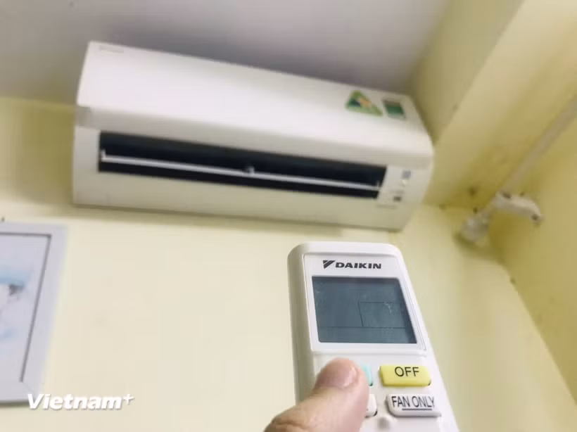 Khi trời nắng nóng, người dân nên sử dụng điều hòa hợp lý, cài đặt ở mức nhiệt từ 26-28 độ C kết hợp với quạt để tăng hiệu quả làm mát. (Nguồn: Vietnam+)