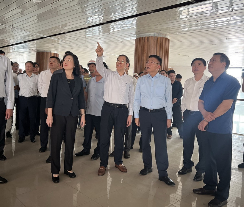 Phó Thủ tướng Lê Thanh Long kiểm tra thực tế công trình xây dựng cơ sở 2 của Bệnh viện Bạch Mai và Việt Đức tại Hà Nam. (Ảnh: Đỗ Bình/TTXVN)