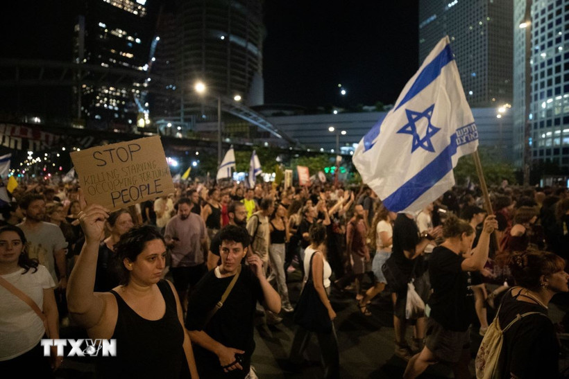 Người dân Israel tuần hành tại Tel Aviv tối 17/8/2025, yêu cầu Thủ tướng Benjamin Netanyahu tiến tới thỏa thuận với Hamas nhằm chấm dứt chiến tranh và trả tự do cho các con tin. (Ảnh: THX/TTXVN)