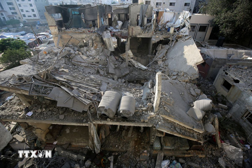 Những toà nhà bị phá huỷ sau vụ không kích của Israel xuống thành phố Gaza, ngày 23/7. (Nguồn: THX/TTXVN)