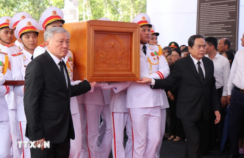 Các đồng chí lãnh đạo Đảng, Nhà nước, Quốc hội đưa Linh cữu nguyên Chủ tịch nước Trần Đức Lương vào nghĩa trang xã Phổ Khánh. (Ảnh: Phạm Cường/TTXVN)