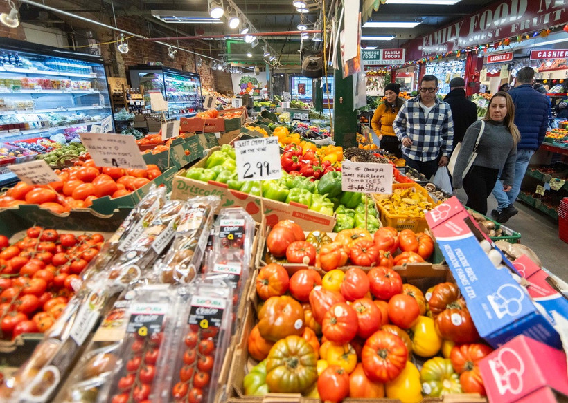 Hàng hóa được bày bán trong siêu thị ở Toronto, Canada. (Ảnh: THX/TTXVN)