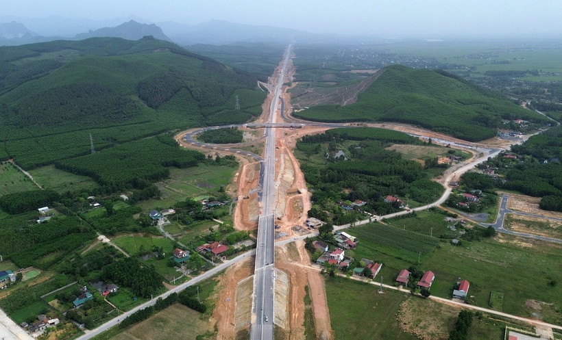 Các nhà thầu đang huy động gần 1.500 kỹ sư, công nhân với gần 500 đầu máy, thiết bị thi công 3 ca, 4 kíp, quyết tâm thông tuyến cao tốc Vạn Ninh-Cam Lộ trước ngày 30/6/2025. (Ảnh: Quốc Khánh/TTXVN)