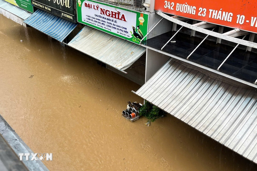 Nước lũ gây ngập sâu nhà dân ở Khánh Hòa từ 2 đến 3 mét. (Ảnh: Phan Sáu/TTXVN)