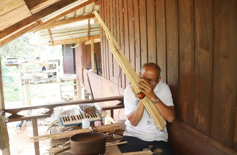 Ông Buavanh Oudomsuk thử âm thanh khèn. (Ảnh: Xuân Tú/TTXVN)