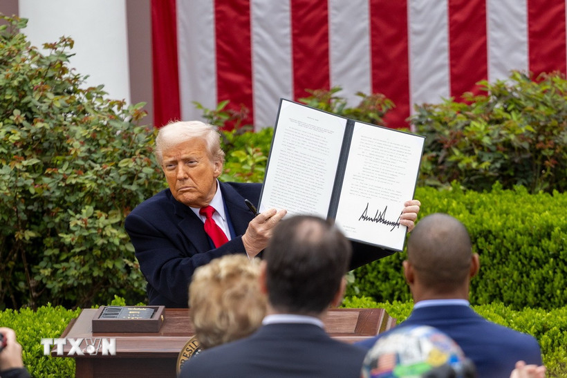 Tổng thống Mỹ Donald Trump ký sắc lệnh áp mức thuế đối ứng mới tại Nhà Trắng, ngày 2/4/2025. (Ảnh: THX/TTXVN)