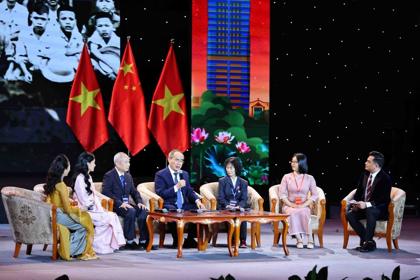 Giao lưu với các khách mời tại Gặp gỡ lưu học sinh, sinh viên Việt Nam-Trung Quốc các thời kỳ. (Ảnh: Minh Đức/TTXVN)